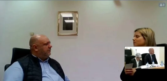 FOTOGRAFÍA. SA FERNANDO DE HENARES (COMUNIDAD DE MADRID) REINO DE ESPAÑA, 11 DE FEBRERO DE 2025. Un perito en lectura de labios encargado por Luis Rubiales ha afirmado que el expresidente de la Real Federación Española de Fútbol (RFEF) preguntó a Jenni Hermoso si podía darla "un besito" tras la final del Mundial de 2023, mientras las acusaciones han cuestionado varios puntos de su informe y por qué no trató de comprobar qué dijo la jugadora. La sexta jornada del juicio que acoge la Audiencia Nacional a Rubiales y tres exdirectivos de la federación cercanos a él comenzó con el informe pericial de lectura de labios realizado por un miembro de la Agrupación de Personas Sordas de Granada y provincia (ASOGRA) que apoya su tesis de que pidió permiso a la jugadora para darla un beso tras la victoria del Mundial. Captura vídeo/Señal Audiencia Nacional/Efe