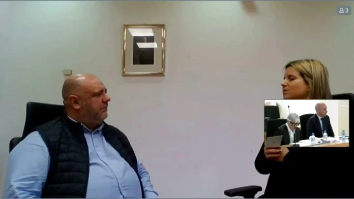 FOTOGRAFÍA. SA FERNANDO DE HENARES (COMUNIDAD DE MADRID) REINO DE ESPAÑA, 11 DE FEBRERO DE 2025. Un perito en lectura de labios encargado por Luis Rubiales ha afirmado que el expresidente de la Real Federación Española de Fútbol (RFEF) preguntó a Jenni Hermoso si podía darla "un besito" tras la final del Mundial de 2023, mientras las acusaciones han cuestionado varios puntos de su informe y por qué no trató de comprobar qué dijo la jugadora. La sexta jornada del juicio que acoge la Audiencia Nacional a Rubiales y tres exdirectivos de la federación cercanos a él comenzó con el informe pericial de lectura de labios realizado por un miembro de la Agrupación de Personas Sordas de Granada y provincia (ASOGRA) que apoya su tesis de que pidió permiso a la jugadora para darla un beso tras la victoria del Mundial. Captura vídeo/Señal Audiencia Nacional/Efe