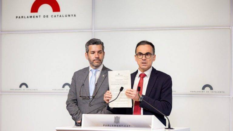 FOTOGRAFÍA. BARCELONA (CATALUÑA) REINO DE ESPAÑA, 28 DE FEBRERO DE 2025. El diputado de VOX por Barcelona al Parlamento de Cataluña, Manuel Jesús Acosta Elías (Manuel Acosta) (d), ofrece una rueda de prensa conjunta con el portavoz de VOX en el Ayuntamiento de Sant Cugat (Barcelona), Marcos Rodríguez Font (i), en las instalaciones del Palacio dle Parlamento autonómico de Cataluña sobre la persecución al español (castellano) en el municipio de Sant Cugat por parte del separatismo, donde ha creado el llamado "BUZÓN DEL CATALÁN" para señalar y hacer la vida imposible al vecino hispanohablante en su propio país, España. Los de Santiago Abascal Conde han advertido de que no se lo van a permitir. Lasvocesdelpueblo (Ñ Pueblo)