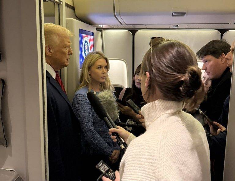 FOTOGRAFÍA. WASHINGTON (ESTADOS UNIDOS DE AMÉRICA), 28 DE ENERO DE 2025. Una imagen registrada por Margo Martín, la responsable de Cuenta oficial de la Casa Blanca y Asistente especial y asesor de comunicaciones del 47º de los Estados Unidos de américa, Donald John Trump, muestra al líder del mundo libre respondiendo a las preguntas de la prensa al bordo del AIR FORCE ONE, en el vuelo de regreso desde Doral (Florida) a Washington D.C., capital del país. Margo Martín/Lasvocesdelpueblo (Ñ Pueblo)