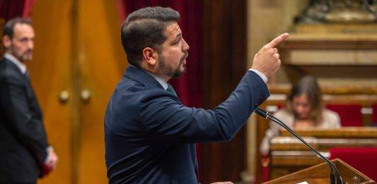 FOTOGRAFÍA. BARCELONA (REINO DE ESPAÑA, 12 DE FEBRERO DE 2025. El diputado número dos de VOX por Tarragona a la cámara catalana, Javier Ramírez Gutiérrez, advirtió desde la tribuna del Palacio del Parlament catalá de que los representantes parlamentarios "decidan" entre los vecinos de la ciudad tarraconense de Torredembarra o intereses partidistas, entre niños (escolares) o élites que defienden, porque al juicio del miembro de VOX, más de 70 alumnos "tienen que comer en sus aulas" por "falta de espacio". Lasvocesdelpueblo (Ñ Pueblo)