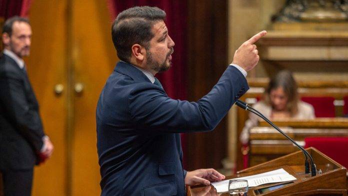 FOTOGRAFÍA. BARCELONA (REINO DE ESPAÑA, 12 DE FEBRERO DE 2025. El diputado número dos de VOX por Tarragona a la cámara catalana, Javier Ramírez Gutiérrez, advirtió desde la tribuna del Palacio del Parlament catalá de que los representantes parlamentarios "decidan" entre los vecinos de la ciudad tarraconense de Torredembarra o intereses partidistas, entre niños (escolares) o élites que defienden, porque al juicio del miembro de VOX, más de 70 alumnos "tienen que comer en sus aulas" por "falta de espacio". Lasvocesdelpueblo (Ñ Pueblo)