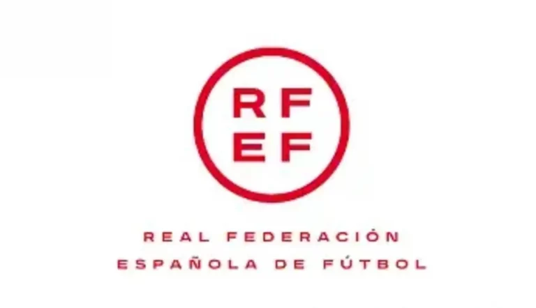 FOTOGRAFÍA. MADRID (REINO DE ESPAÑA), 3 DE FEBRERO DE 2025. Detalle de un logotipo de la Real Federación Española de Fútbol (RFEF). RFEF/Lasvocesdelpueblo (Ñ Pueblo)