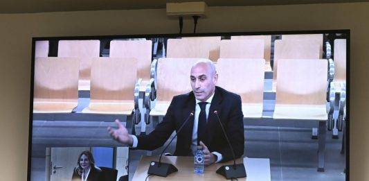 FOTOGRAFÍA. SAN FERNANDO DE HENARES (COMUNIDAD DE MADRID) REINO DE ESPAÑA, 11 DE FEBRERO DE 2025. Vista de la pantalla en la sala de prensa de la Audiencia Nacional en San Fernando de Henares donde se ve la declaración d expresidente de la Federación de Fútbol Luis Rubiales por el beso que dio a Jenni Hermoso tras la final del Mundial de 2023. Efe