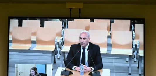 FOTOGRAFÍA. SAN FERNANDO DE HENARES (COMUNIDAD DE MADRID) REINO DE ESPAÑA, 11 DE FEBRERO DE 2025. Vista de la pantalla en la sala de prensa de la Audiencia Nacional en San Fernando de Henares donde se ve la declaración d expresidente de la Federación de Fútbol Luis Rubiales por el beso que dio a Jenni Hermoso tras la final del Mundial de 2023. Efe