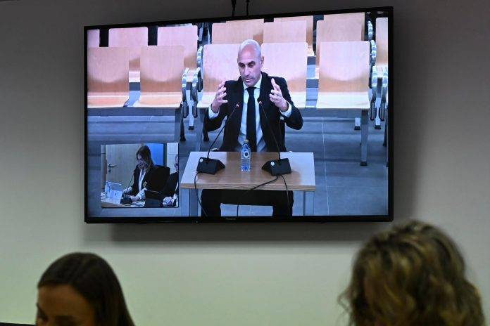 FOTOGRAFÍA. SAN FERNANDO DE HENARES (COMUNIDAD DE MADRID) REINO DE ESPAÑA, 11 DE FEBRERO DE 2025. Vista de la pantalla en la sala de prensa de la Audiencia Nacional en San Fernando de Henares donde se ve la declaración d expresidente de la Federación de Fútbol Luis Rubiales por el beso que dio a Jenni Hermoso tras la final del Mundial de 2023. Efe
