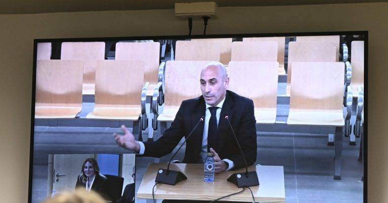 FOTOGRAFÍA. SAN FERNANDO DE HENARES (COMUNIDAD DE MADRID) REINO DE ESPAÑA, 11 DE FEBRERO DE 2025. Vista de la pantalla en la sala de prensa de la Audiencia Nacional en San Fernando de Henares donde se ve la declaración d expresidente de la Federación de Fútbol Luis Rubiales por el beso que dio a Jenni Hermoso tras la final del Mundial de 2023. Efe