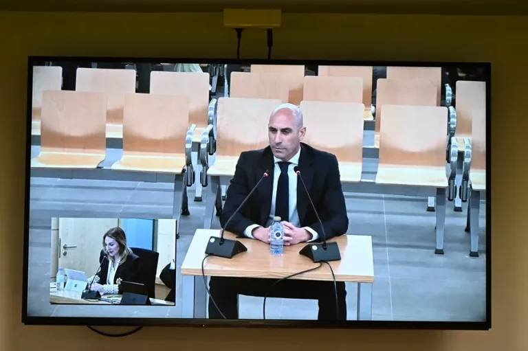 FOTOGRAFÍA. SAN FERNANDO DE HENARES (COMUNIDAD DE MADRID) REINO DE ESPAÑA, 11 DE FEBRERO DE 2025. Vista de la pantalla en la sala de prensa de la Audiencia Nacional en San Fernando de Henares donde se ve la declaración d expresidente de la Federación de Fútbol Luis Rubiales por el beso que dio a Jenni Hermoso tras la final del Mundial de 2023. Efe