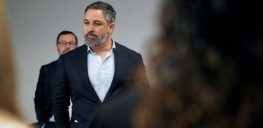 FOTOGRAFÍA. MADRID (COMUNIDAD DE MADRID) REINO DE ESPAÑA, 10 DE FEBRERO DE 2025. El presidente Nacional de VOX y líder de Patriots of Europa (Patriotas por Europa), Santiago Abascal Conde, junto al secretario general de VOX, Ignacio Garriga Vaz de Conceiçao, ha comparecido hoy ante los medios de comunicación para presentar a las 12 nuevas cabezas visibles (portavoces nacionales) de VOX en todas las cuestiones sectoriales. Se trata de José Antonio Fúster lamelas, portavoz Nacional; María José Rodríguez de Millán Parro (Pepa Millán), portavoz Nacional Grupo Parlamentario VOX en el Congreso de los Diputados; Jorge Buxadé Villalba, portavoz VOX en Europa; José María Figaredo Álvarez-Sala, portavoz Nacional de Economía y Energía; Samuel Vázquez Álvarez, portavoz Nacional de Seguridad e Inmigración; Rodrigo Alonso Fernandez, portavoz Nacional de Trabajo y Campo; Alberto Rodríguez Almeida, portavoz Nacional de Industria; Rocío de Meer Méndez, portavoz nacional de Emergencia demográfica y políticas sociales; Isabel Pérez Moñino-Aranda, portavoz Nacional de Agenda España; Carlos Hernández Quero (Carlos H), portavoz Nacional de Vivienda; Julia Calvet Puig, portavoz de Juventud; y Ainhoa García Flórez, portavoz Nacional de Familia y Asuntos Locales. Lasvocesdelpueblo (Ñ Pueblo)