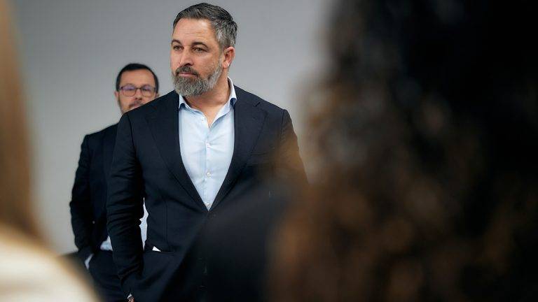 FOTOGRAFÍA. MADRID (COMUNIDAD DE MADRID) REINO DE ESPAÑA, 10 DE FEBRERO DE 2025. El presidente Nacional de VOX y líder de Patriots of Europa (Patriotas por Europa), Santiago Abascal Conde, junto al secretario general de VOX, Ignacio Garriga Vaz de Conceiçao, ha comparecido hoy ante los medios de comunicación para presentar a las 12 nuevas cabezas visibles (portavoces nacionales) de VOX en todas las cuestiones sectoriales. Se trata de José Antonio Fúster lamelas, portavoz Nacional; María José Rodríguez de Millán Parro (Pepa Millán), portavoz Nacional Grupo Parlamentario VOX en el Congreso de los Diputados; Jorge Buxadé Villalba, portavoz VOX en Europa; José María Figaredo Álvarez-Sala, portavoz Nacional de Economía y Energía; Samuel Vázquez Álvarez, portavoz Nacional de Seguridad e Inmigración; Rodrigo Alonso Fernandez, portavoz Nacional de Trabajo y Campo; Alberto Rodríguez Almeida, portavoz Nacional de Industria; Rocío de Meer Méndez, portavoz nacional de Emergencia demográfica y políticas sociales; Isabel Pérez Moñino-Aranda, portavoz Nacional de Agenda España; Carlos Hernández Quero (Carlos H), portavoz Nacional de Vivienda; Julia Calvet Puig, portavoz de Juventud; y Ainhoa García Flórez, portavoz Nacional de Familia y Asuntos Locales. Lasvocesdelpueblo (Ñ Pueblo)