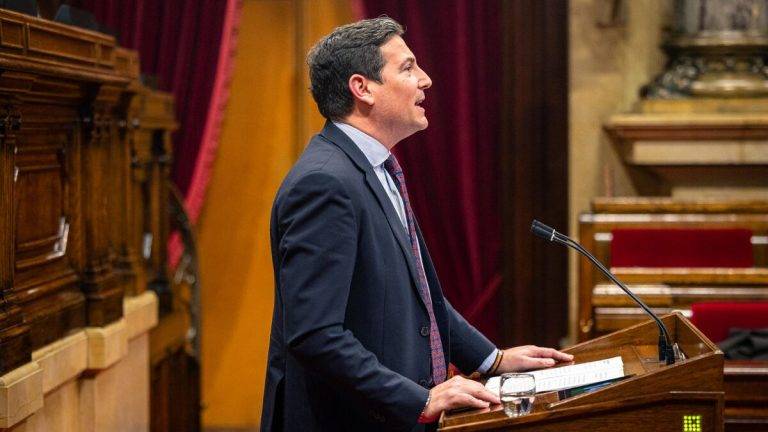 FOTOGRAFÍA. BARCELONA (CATALUÑA) REINO DE ESPAÑA, 13 DE FEBRERO DE 2025. El diputado de VOX por Tarragona al Parlamento de Cataluña y presidente del Comité Ejecutivo Provincial (CEP) de VOX en la provincia de Tarragona, Sergio Macián de Greef, ha sido registrado este jueves desde la Tribuna del palacio de la Cámara catalana donde ha presentado la Moción del partido antiWOKE que exige "defender a las mujeres" frente a los delitos "importados de la inmigración ilegal". Lasvocesdelpueblo (Ñ Pueblo)