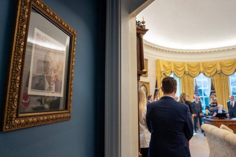 FOTOGRAFÍA. WASHINGTON (ESTADOS UNIDOS DE AMÉRICA), 14 DE FEBRERO DE 2024. El presidente Donald John Trump, registrado este viernes en el Despacho Oval d ela Casa Blanca (Presidencia del Gobierno, prohibiendo la financiación federal para la obligatoriedad de la vacuna contra la COVID-19 en las escuelas. La Orden prohíbe el uso de fondos federales para apoyar o subsidiar una agencia de servicios educativos, una agencia de educación estatal, una agencia de educación local, una escuela primaria, una escuela secundaria o una institución de educación superior que requiera que los estudiantes hayan recibido la vacuna contra el COVID-19 para asistir a programas educativos en persona. Lasvocesdelpueblo (Ñ Pueblo)