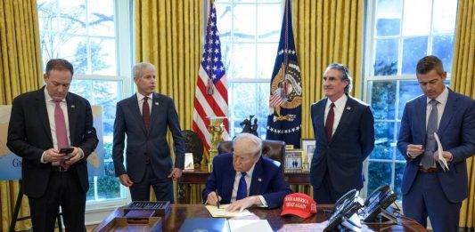 FOTOGRAFÍA. WASHINGTON (ESTADOS UNIDOS DE AMÉRICA), 14 DE FEBRERO DE 2024. El presidente Donald John Trump, registrado este viernes en el Despacho Oval d ela Casa Blanca (Presidencia del Gobierno, prohibiendo la financiación federal para la obligatoriedad de la vacuna contra la COVID-19 en las escuelas. La Orden prohíbe el uso de fondos federales para apoyar o subsidiar una agencia de servicios educativos, una agencia de educación estatal, una agencia de educación local, una escuela primaria, una escuela secundaria o una institución de educación superior que requiera que los estudiantes hayan recibido la vacuna contra el COVID-19 para asistir a programas educativos en persona. Lasvocesdelpueblo (Ñ Pueblo)