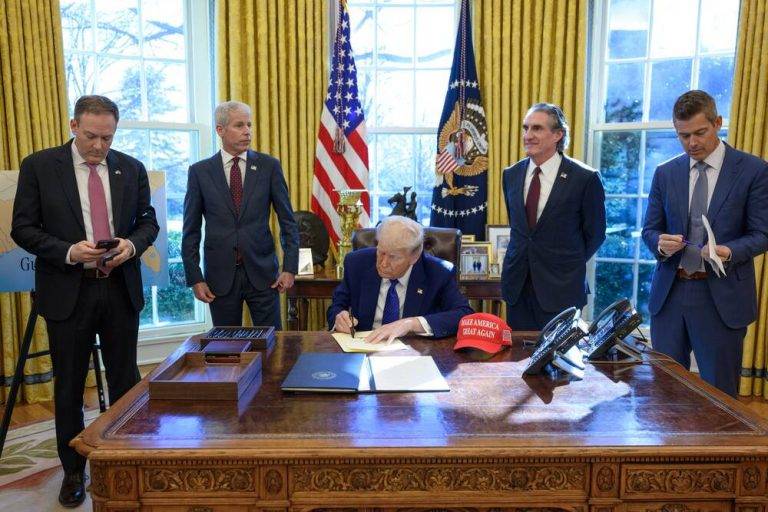 FOTOGRAFÍA. WASHINGTON (ESTADOS UNIDOS DE AMÉRICA), 14 DE FEBRERO DE 2024. El presidente Donald John Trump, registrado este viernes en el Despacho Oval d ela Casa Blanca (Presidencia del Gobierno, prohibiendo la financiación federal para la obligatoriedad de la vacuna contra la COVID-19 en las escuelas. La Orden prohíbe el uso de fondos federales para apoyar o subsidiar una agencia de servicios educativos, una agencia de educación estatal, una agencia de educación local, una escuela primaria, una escuela secundaria o una institución de educación superior que requiera que los estudiantes hayan recibido la vacuna contra el COVID-19 para asistir a programas educativos en persona. Lasvocesdelpueblo (Ñ Pueblo)