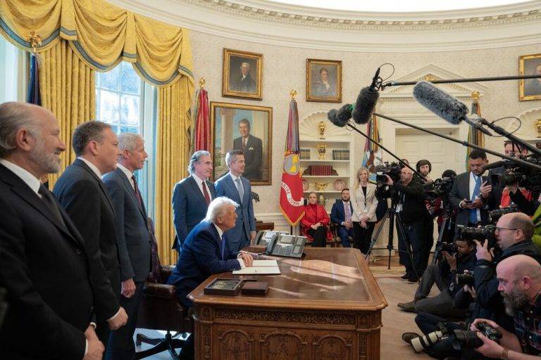 FOTOGRAFÍA. WASHINGTON (ESTADOS UNIDOS DE AMÉRICA), 14 DE FEBRERO DE 2024. El presidente Donald John Trump, registrado este viernes en el Despacho Oval d ela Casa Blanca (Presidencia del Gobierno, prohibiendo la financiación federal para la obligatoriedad de la vacuna contra la COVID-19 en las escuelas. La Orden prohíbe el uso de fondos federales para apoyar o subsidiar una agencia de servicios educativos, una agencia de educación estatal, una agencia de educación local, una escuela primaria, una escuela secundaria o una institución de educación superior que requiera que los estudiantes hayan recibido la vacuna contra el COVID-19 para asistir a programas educativos en persona. Lasvocesdelpueblo (Ñ Pueblo)