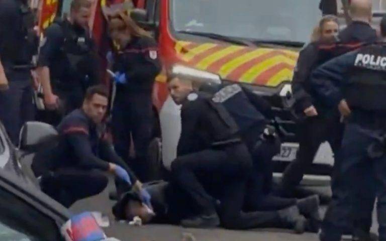 FOTOGRAFÍA. MULHOUSE (FRANCIA), FRONTERA CON ALEMANIA, 22 DE FEBRERO DE 2025. Una persona ha muerto esta tarde y varias más han resultado heridas en la ciudad francesa de Mulhouse, cerca de la frontera alemana, por el ataque con un arma blanca de un inmigrante islamista africano (Argelia) fichado por parte de las autoridades francesas por el "delito de terrorismo", que ha sido detenido, según varios medios de comunicación. Y según reportes de vecinos de la ciudad en redes sociales, el terrorista acogido por los militantes de la WOKE los zurdos franceses globalistas ha perpetrado el atentado a gritos de "Allah Akbar (Dios es grande". Captura vídeos/Red Social X/Lasvocesdelpueblo (Ñ Pueblo)