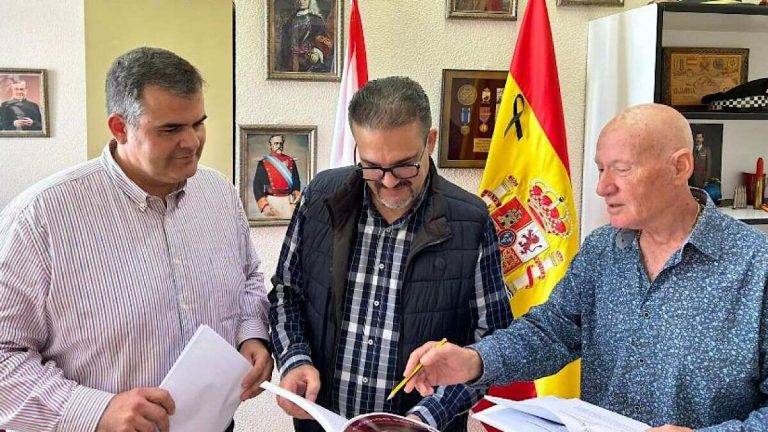 FOTOGRAFÍA. MUTXAMEL (ALICANTE) REINO DE ESPAÑA, 18 DE FEBRERO DE 2025. El portavoz de VOX en el Ayuntamiento de Mutxamel, Miguel Da Silva Ortega (i), ha recordado que la reciente entrada en vigor de la Ley de Libertad Educativa (Ley 1/2024, de 27 de junio) supone un avance fundamental en la defensa del derecho de las familias a decidir el modelo educativo de sus hijos, garantizando la posibilidad de escoger entre castellano y valenciano sin imposiciones ni presiones. Lasvocesdelpueblo (Ñ Pueblo)