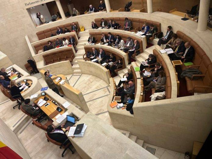 FOTOGRAFÍA. SANTANDER (CANTABRIA) REINO DE ESPAÑA, 17 DE FEBRERO DE 2025. El pleno del Parlamento de Cantabria aprueba por mayoría la Proposición No de Ley, defendida por la portavoz del Grupo Parlamentario del partido antiWOKE, VOX, Leticia Díaz Rodríguez), sobre la "igualdad de oportunidades y la no discriminación de la mujer en el deporte femenino de competición", es decir, dice el texto, "Promocionar la igualdad en el deporte femenino, sin atender a medidas ideológicas, como puede ser la inclusión de personas XY (HOMBRE) -TRANS- y que se auto-perciben mujeres en las categorías deportivas femeninas, por perjudicar precisamente, la igualdad real de las mujeres en el deporte". Solo el socialismo rojo y WOKE PSOE ha votado por el maltrato y humillación de la mujer en su ámbito femenino queriendo así imponer a los hombres que se auto-perciben mujeres en las categorías deportivas femeninas. Lasvocesdelpueblo (Ñ Pueblo)