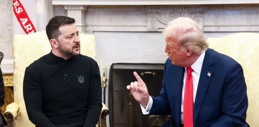 FOTOGRAFÍA. WASHINGTON (ESTADOS UNIDOS DE AMÉRICA), 28 DE FEBRERO DE 2025.- El presidente ucraniano, Volodymyr Zelensky (i), conversa con el presidente estadounidense, Donald Trump (d). El 47% presidente de los Estados Unidos de América, Donald John Trump, anunció este viernes, tras un tenso intercambio en el Despacho Oval con el presidente de Ucrania, Volodímir Zelenski, que no negociará con él, le recriminó haber «faltado al respeto» a EE.UU. y le dijo que puede volver cuando «esté listo para la paz». Trump hizo esta declaración en una publicación en su red social Truth Social tras un hostil intercambio en el que advirtió a Zelenski que no estaba en posición de imponer condiciones para la paz y le acusó de «jugar» con la Tercera Guerra Mundial». En su mensaje, Trump calificó la reunión de «muy significativa». «Aprendimos mucho que nunca podríamos haber aprendido sin una conversación bajo semejante presión», afirmó. «Es increíble lo que sale a la luz a través de la emoción, y he determinado que el presidente Zelenski no está listo para la paz, porque cree que nuestra implicación le da una gran ventaja en las negociaciones», añadió. Efe