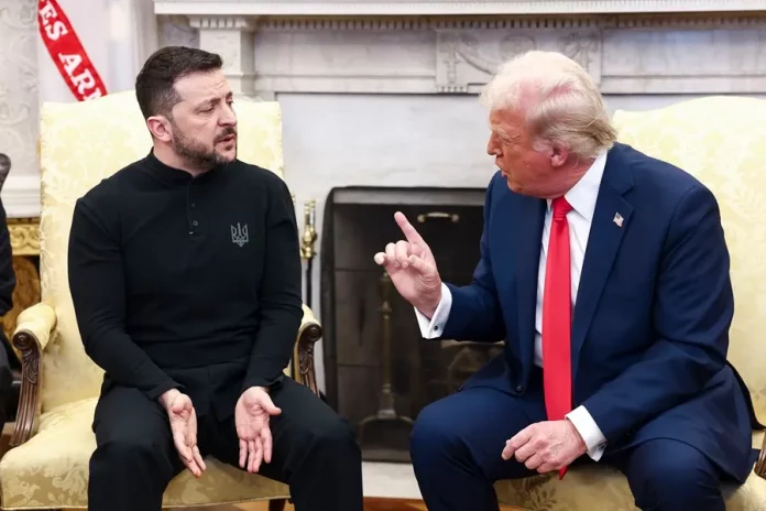 FOTOGRAFÍA. WASHINGTON (ESTADOS UNIDOS DE AMÉRICA), 28 DE FEBRERO DE 2025.- El presidente ucraniano, Volodymyr Zelensky (i), conversa con el presidente estadounidense, Donald Trump (d). El 47% presidente de los Estados Unidos de América, Donald John Trump, anunció este viernes, tras un tenso intercambio en el Despacho Oval con el presidente de Ucrania, Volodímir Zelenski, que no negociará con él, le recriminó haber «faltado al respeto» a EE.UU. y le dijo que puede volver cuando «esté listo para la paz». Trump hizo esta declaración en una publicación en su red social Truth Social tras un hostil intercambio en el que advirtió a Zelenski que no estaba en posición de imponer condiciones para la paz y le acusó de «jugar» con la Tercera Guerra Mundial». En su mensaje, Trump calificó la reunión de «muy significativa». «Aprendimos mucho que nunca podríamos haber aprendido sin una conversación bajo semejante presión», afirmó. «Es increíble lo que sale a la luz a través de la emoción, y he determinado que el presidente Zelenski no está listo para la paz, porque cree que nuestra implicación le da una gran ventaja en las negociaciones», añadió. Efe