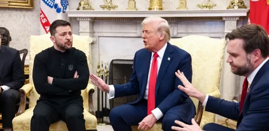 FOTOGRAFÍA. WASHINGTON (ESTADOS UNIDOS DE AMÉRICA), 28 DE FEBRERO DE 2025.- El presidente ucraniano, Volodímir Zelenski (i), conversa con el presidente estadounidense, Donald Trump (c), y el vicepresidente estadounidense, JD Vance (d), en el Despacho Oval de la Casa Blanca en Washington, DC. El 47% presidente de los Estados Unidos de América, Donald John Trump, anunció este viernes, tras un tenso intercambio en el Despacho Oval con el presidente de Ucrania, Volodímir Zelenski, que no negociará con él, le recriminó haber «faltado al respeto» a EE.UU. y le dijo que puede volver cuando «esté listo para la paz». Trump hizo esta declaración en una publicación en su red social Truth Social tras un hostil intercambio en el que advirtió a Zelenski que no estaba en posición de imponer condiciones para la paz y le acusó de «jugar» con la Tercera Guerra Mundial». En su mensaje, Trump calificó la reunión de «muy significativa». «Aprendimos mucho que nunca podríamos haber aprendido sin una conversación bajo semejante presión», afirmó. «Es increíble lo que sale a la luz a través de la emoción, y he determinado que el presidente Zelenski no está listo para la paz, porque cree que nuestra implicación le da una gran ventaja en las negociaciones», añadió.
