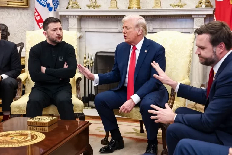 FOTOGRAFÍA. WASHINGTON (ESTADOS UNIDOS DE AMÉRICA), 28 DE FEBRERO DE 2025.- El presidente ucraniano, Volodímir Zelenski (i), conversa con el presidente estadounidense, Donald Trump (c), y el vicepresidente estadounidense, JD Vance (d), en el Despacho Oval de la Casa Blanca en Washington, DC. El 47% presidente de los Estados Unidos de América, Donald John Trump, anunció este viernes, tras un tenso intercambio en el Despacho Oval con el presidente de Ucrania, Volodímir Zelenski, que no negociará con él, le recriminó haber «faltado al respeto» a EE.UU. y le dijo que puede volver cuando «esté listo para la paz». Trump hizo esta declaración en una publicación en su red social Truth Social tras un hostil intercambio en el que advirtió a Zelenski que no estaba en posición de imponer condiciones para la paz y le acusó de «jugar» con la Tercera Guerra Mundial». En su mensaje, Trump calificó la reunión de «muy significativa». «Aprendimos mucho que nunca podríamos haber aprendido sin una conversación bajo semejante presión», afirmó. «Es increíble lo que sale a la luz a través de la emoción, y he determinado que el presidente Zelenski no está listo para la paz, porque cree que nuestra implicación le da una gran ventaja en las negociaciones», añadió.