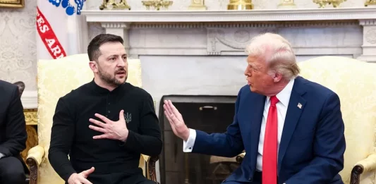 FOTOGRAFÍA. WASHINGTON (ESTADOS UNIDOS DE AMÉRICA), 28 DE FEBRERO DE 2025.- El presidente ucraniano, Volodymyr Zelensky (i), conversa con el presidente estadounidense, Donald Trump (d). El 47% presidente de los Estados Unidos de América, Donald John Trump, anunció este viernes, tras un tenso intercambio en el Despacho Oval con el presidente de Ucrania, Volodímir Zelenski, que no negociará con él, le recriminó haber «faltado al respeto» a EE.UU. y le dijo que puede volver cuando «esté listo para la paz». Trump hizo esta declaración en una publicación en su red social Truth Social tras un hostil intercambio en el que advirtió a Zelenski que no estaba en posición de imponer condiciones para la paz y le acusó de «jugar» con la Tercera Guerra Mundial». En su mensaje, Trump calificó la reunión de «muy significativa». «Aprendimos mucho que nunca podríamos haber aprendido sin una conversación bajo semejante presión», afirmó. «Es increíble lo que sale a la luz a través de la emoción, y he determinado que el presidente Zelenski no está listo para la paz, porque cree que nuestra implicación le da una gran ventaja en las negociaciones», añadió. Efe