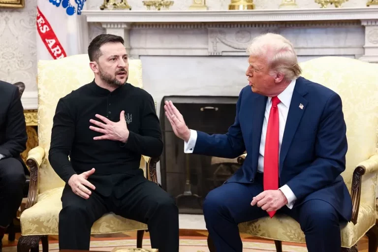 FOTOGRAFÍA. WASHINGTON (ESTADOS UNIDOS DE AMÉRICA), 28 DE FEBRERO DE 2025.- El presidente ucraniano, Volodymyr Zelensky (i), conversa con el presidente estadounidense, Donald Trump (d). El 47% presidente de los Estados Unidos de América, Donald John Trump, anunció este viernes, tras un tenso intercambio en el Despacho Oval con el presidente de Ucrania, Volodímir Zelenski, que no negociará con él, le recriminó haber «faltado al respeto» a EE.UU. y le dijo que puede volver cuando «esté listo para la paz». Trump hizo esta declaración en una publicación en su red social Truth Social tras un hostil intercambio en el que advirtió a Zelenski que no estaba en posición de imponer condiciones para la paz y le acusó de «jugar» con la Tercera Guerra Mundial». En su mensaje, Trump calificó la reunión de «muy significativa». «Aprendimos mucho que nunca podríamos haber aprendido sin una conversación bajo semejante presión», afirmó. «Es increíble lo que sale a la luz a través de la emoción, y he determinado que el presidente Zelenski no está listo para la paz, porque cree que nuestra implicación le da una gran ventaja en las negociaciones», añadió. Efe