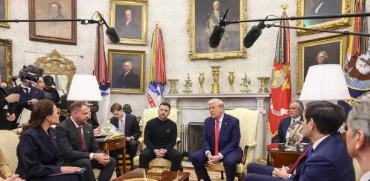 FOTOGRAFÍA. WASHINGTON (ESTADOS UNIDOS DE AMÉRICA), 28 DE FEBRERO DE 2025.- El presidente estadounidense Donald Trump (3-d) se reúne con el presidente ucraniano Volodymyr Zelensky (4-i). El 47% presidente de los Estados Unidos de América, Donald John Trump, anunció este viernes, tras un tenso intercambio en el Despacho Oval con el presidente de Ucrania, Volodímir Zelenski, que no negociará con él, le recriminó haber «faltado al respeto» a EE.UU. y le dijo que puede volver cuando «esté listo para la paz». Trump hizo esta declaración en una publicación en su red social Truth Social tras un hostil intercambio en el que advirtió a Zelenski que no estaba en posición de imponer condiciones para la paz y le acusó de «jugar» con la Tercera Guerra Mundial». En su mensaje, Trump calificó la reunión de «muy significativa». «Aprendimos mucho que nunca podríamos haber aprendido sin una conversación bajo semejante presión», afirmó. «Es increíble lo que sale a la luz a través de la emoción, y he determinado que el presidente Zelenski no está listo para la paz, porque cree que nuestra implicación le da una gran ventaja en las negociaciones», añadió. Efe