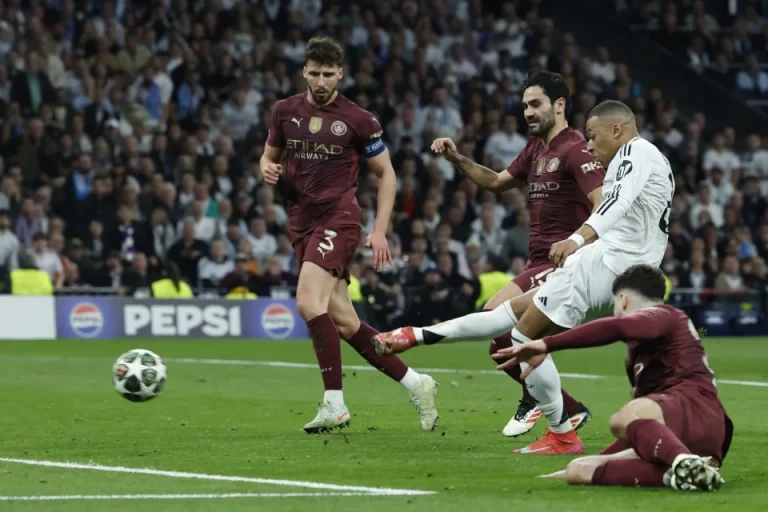 FOTOGRAFÍA. MADRID (REINO DE ESPAÑA), 19 DE FEBRERO DE 2025. El delantero francés del Real Madrid, Kylian Mbappé (2d), remata ante los defensores del Manchester City, en la jugada que ha significado el segundo gol del equipo madridista durante el encuentro correspondiente a los play off de la Liga de Campeones que disputaron Real Madrid y Manchester City en el estadio Santiago Bernabéu, en Madrid. Efe