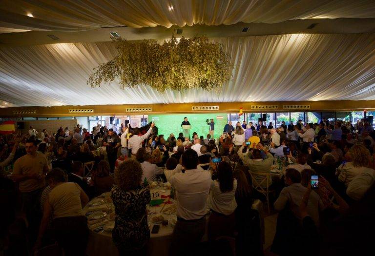 FOTOGRAFÍA. MURCIA (REGIÓN DE MURCIA) REINO DE ESPAÑA, 09 DE FEBRERO DE 2025. El presidente de Vox y de Patriots of Europe, Santiago Abascal Conde, se da un baño de masas durante una comida y charla con los simpatizantes y militantes de esta formación patriota d elas clases obreras del Reino de España, al menos 1.500 personas, confirman fuentes de la organización. Entre los asistentes, el líder regional y ex vicepresidente de la región de Murcia, José Ángel Antelo. Lasvocesdelpueblo (Ñ Pueblo)
