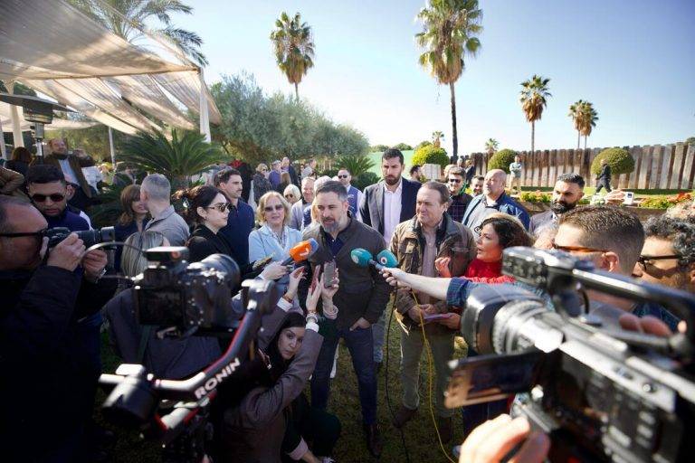 FOTOGRAFÍA. MURCIA (REGIÓN DE MURCIA) REINO DE ESPAÑA, 09 DE FEBRERO DE 2025. El presidente de Vox y de Patriots of Europe, Santiago Abascal Conde, se da un baño de masas durante una comida y charla con los simpatizantes y militantes de esta formación patriota d elas clases obreras del Reino de España, al menos 1.500 personas, confirman fuentes de la organización. Entre los asistentes, el líder regional y ex vicepresidente de la región de Murcia, José Ángel Antelo. Lasvocesdelpueblo (Ñ Pueblo)