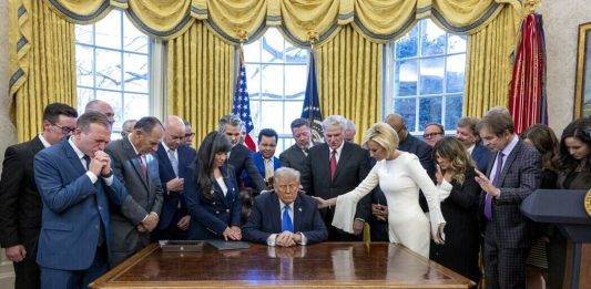 FOTOGRAFÍA. WASHINGTON (ESTADOS UNIDOS DE AMÉRICA), 07 DE FEBRERO DE 2025. La Oficina Oval​ (Despacho Oval), que es la oficina oficial del presidente de United States o America y situada en el llamado "Ala Oeste" de la Casa Blanca (Presidencia del Gobierno), ha registrado este viernes, 7 de febrero de 2025, un momento de oración de los asesores y parte de los cargos del Ejecutivo junto al 47º Presidente de EE.UU., Donald John Trump, quien luego difundiendo la imagen, ha asegurado que "como dice la Biblia", citó,  "Bienaventurados los pacificadores", puntualizó, "Y", añadió, "en ese sentido, espero que mi mayor legado, cuando todo haya terminado, sea el de un pacificador y unificador", zanjó Trump. Lasvocesdelpueblo (Ñ Pueblo)
