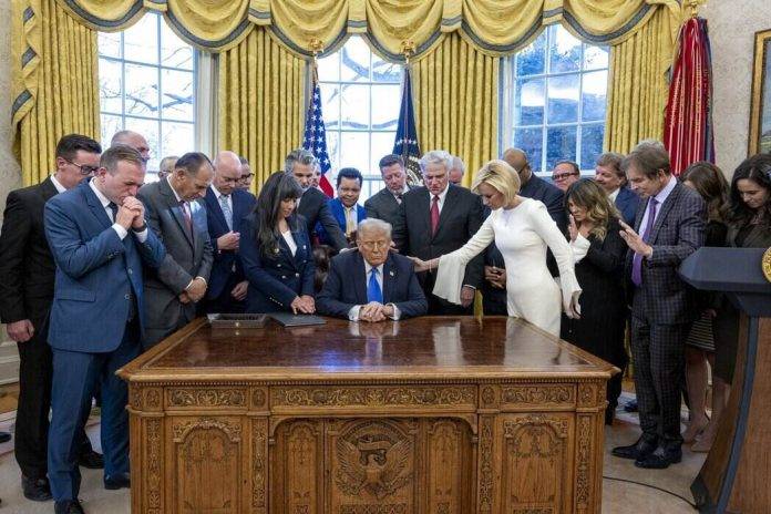 momento de oración de los asesores y parte de los cargos del Ejecutivo junto al 47º Presidente de EE.UU., Donald John Trump, (1) FOTOGRAFÍA. WASHINGTON (ESTADOS UNIDOS DE AMÉRICA), 07 DE FEBRERO DE 2025. La Oficina Oval (Despacho Oval), que es la oficina oficial del presidente de United States o America y situada en el llamado "Ala Oeste" de la Casa Blanca (Presidencia del Gobierno), ha registrado este viernes, 7 de febrero de 2025, un momento de oración de los asesores y parte de los cargos del Ejecutivo junto al 47º Presidente de EE.UU., Donald John Trump, quien luego difundiendo la imagen, ha asegurado que "como dice la Biblia", citó, "Bienaventurados los pacificadores", puntualizó, "Y", añadió, "en ese sentido, espero que mi mayor legado, cuando todo haya terminado, sea el de un pacificador y unificador", zanjó Trump. Lasvocesdelpueblo (Ñ Pueblo)