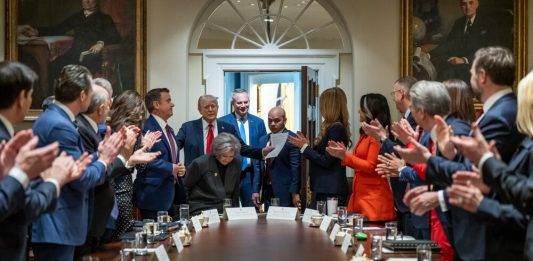 FOTOGRAFÍA. WASHINGTON (ESTADOS UNIDOS DE AMÉRICA), 26 DE FEBRERO DE 2025. El 47º presidente de de los Estados Unidos de América, Donald John Trump, ha reunido hoy el primer gabinete de la nueva Administración de United States of America Donald John Trump/James David Vance, desde su juramentación del pasado lunes 20 de enero de 2025. "Hemos formado un gran gabinete… Se nos ha dado mucho crédito por haber tenido un primer mes muy exitoso, y queremos que dure muchos años más...", firma el Presidente Donald John Trump. Lasvocesdelpueblo (Ñ Pueblo)