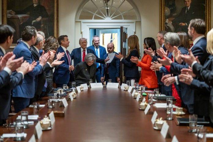 FOTOGRAFÍA. WASHINGTON (ESTADOS UNIDOS DE AMÉRICA), 26 DE FEBRERO DE 2025. El 47º presidente de de los Estados Unidos de América, Donald John Trump, ha reunido hoy el primer gabinete de la nueva Administración de United States of America Donald John Trump/James David Vance, desde su juramentación del pasado lunes 20 de enero de 2025. "Hemos formado un gran gabinete… Se nos ha dado mucho crédito por haber tenido un primer mes muy exitoso, y queremos que dure muchos años más...", firma el Presidente Donald John Trump. Lasvocesdelpueblo (Ñ Pueblo)