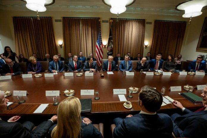 FOTOGRAFÍA. WASHINGTON (ESTADOS UNIDOS DE AMÉRICA), 26 DE FEBRERO DE 2025. El 47º presidente de de los Estados Unidos de América, Donald John Trump, ha reunido hoy el primer gabinete de la nueva Administración de United States of America Donald John Trump/James David Vance, desde su juramentación del pasado lunes 20 de enero de 2025. "Hemos formado un gran gabinete… Se nos ha dado mucho crédito por haber tenido un primer mes muy exitoso, y queremos que dure muchos años más...", firma el Presidente Donald John Trump. Lasvocesdelpueblo (Ñ Pueblo)
