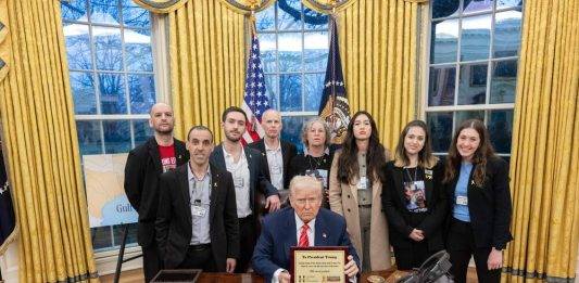 FOTOGRAFÍA. WASHINGTON (ESTADOS UNIDOS DE AMÉRICA), 05 DE MARZO DE 2025. El presidente Trump se reunió con ocho rehenes liberados de Gaza y escuchó sus desgarradoras historias. Ellos expresaron su gratitud por sus inquebrantables esfuerzos para traerlos a ellos y a otros a casa. Las acciones de Hamás ISIS han "infligido un inmenso sufrimiento, y su reinado de terror debe ser detenido", advirten fuentes de la Casa Blanca en un reporte en redes sociales. Lasvocesdelpueblo (Ñ Pueblo)