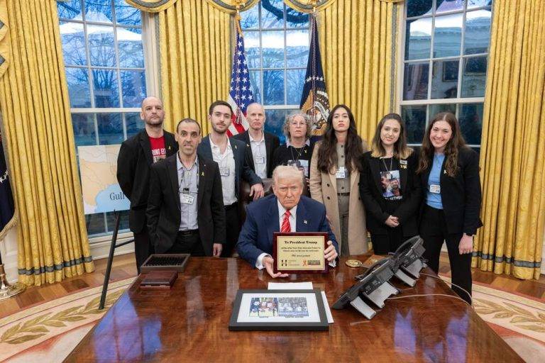 FOTOGRAFÍA. WASHINGTON (ESTADOS UNIDOS DE AMÉRICA), 05 DE MARZO DE 2025. El presidente Trump se reunió con ocho rehenes liberados de Gaza y escuchó sus desgarradoras historias. Ellos expresaron su gratitud por sus inquebrantables esfuerzos para traerlos a ellos y a otros a casa. Las acciones de Hamás ISIS han "infligido un inmenso sufrimiento, y su reinado de terror debe ser detenido", advirten fuentes de la Casa Blanca en un reporte en redes sociales. Lasvocesdelpueblo (Ñ Pueblo)