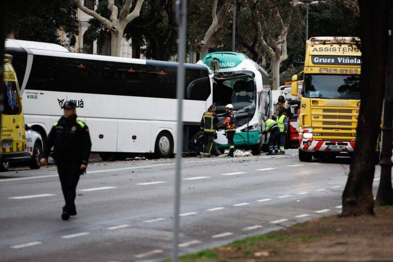FOTOGRAFÍA. BARCELONA (CATALUÑA) REINO DE ESPAÑA, 03 DE MARZO DE 2025. Vista del lugar del accidente en el que más de treinta personas han resultado heridas de diversa consideración, dos de ellas en estado crítico, al chocar dos autocares en la avenida Diagonal de Barcelona, lo que ha obligado a movilizar a los equipos de emergencias. Según han informado a EFE fuentes municipales, el accidente ha ocurrido, por motivos que se investigan, al embestir un autocar a otro por detrás, cuando circulaban por la Diagonal de Barcelona, a la altura del número 361. Efe