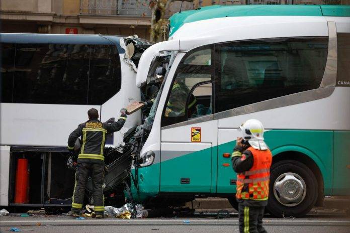FOTOGRAFÍA. BARCELONA (CATALUÑA) REINO DE ESPAÑA, 03 DE MARZO DE 2025. Vista del lugar del accidente en el que más de treinta personas han resultado heridas de diversa consideración, dos de ellas en estado crítico, al chocar dos autocares en la avenida Diagonal de Barcelona, lo que ha obligado a movilizar a los equipos de emergencias. Según han informado a EFE fuentes municipales, el accidente ha ocurrido, por motivos que se investigan, al embestir un autocar a otro por detrás, cuando circulaban por la Diagonal de Barcelona, a la altura del número 361. Efe