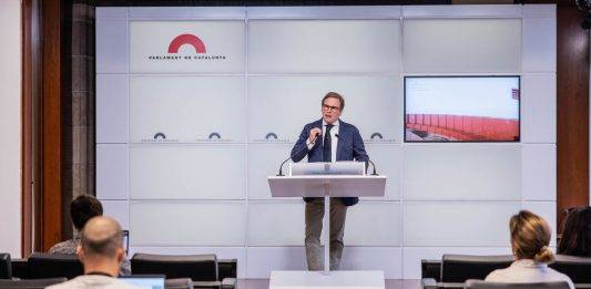 FOTOGRAFÍA. BARCELONA (CATALUÑA) REINO DE ESPAÑA, 18 DE MARZO DE 2024. El portavoz del grupo parlamentario de VOX en el Parlamento de Cataluña, Joan Garriga Doménech, ha sido registrado este martes durante una rueda de prensa en la cámara automática catalana. Lasvocesdelpueblo (Ñ Pueblo)