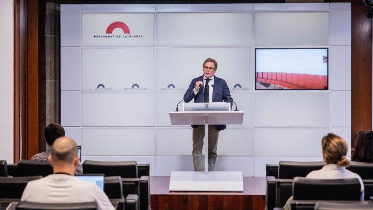 FOTOGRAFÍA. BARCELONA (CATALUÑA) REINO DE ESPAÑA, 18 DE MARZO DE 2024. El portavoz del grupo parlamentario de VOX en el Parlamento de Cataluña, Joan Garriga Doménech, ha sido registrado este martes durante una rueda de prensa en la cámara automática catalana. Lasvocesdelpueblo (Ñ Pueblo)