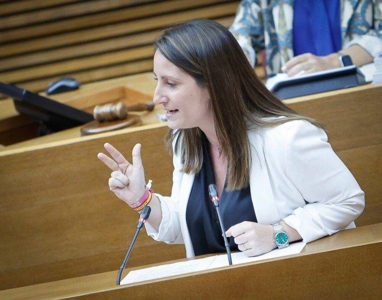 FOTOGRAFÍA. MIÉRCOLES 26 DE MARZO DE 2025. La portavoz adjunto del Grupo Parlamentario VOX en les Corts Valencianes, Ana Vega Campos, interviene en un Pleno este miércoles. Lasvocesdelpueblo (Ñ Pueblo)