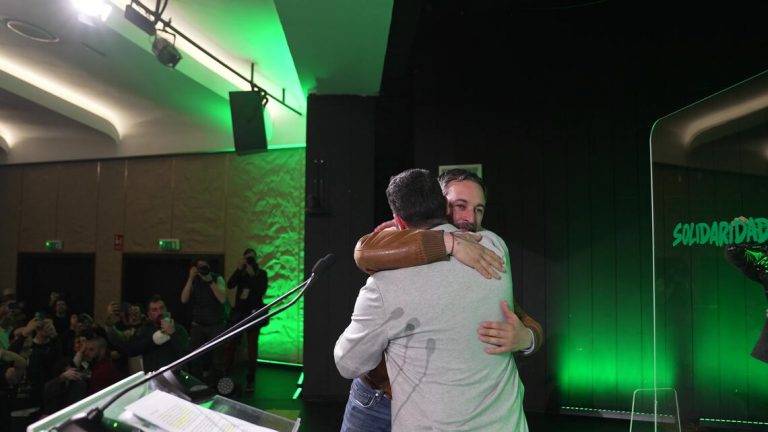 FOTOGRAFÍA. MADRID (REINO DE ESPAÑA), 15 DE MARZO DE 2025. El presidente de VOX y de Patriots of Europe, Santiago Abascal Conde (3 i), ha clausurado hoy en Madrid el acto de presentación del nuevo secretario general de esta organización sindical patriota española Sindicato Solidaridad para la defensa de los trabajadores de España, Jordi Albert de la Fuente Miró (Jordi de la Fuente), que asume sus funciones desde hoy en sustitución de un Rodrigo Alonso Fernández, que a su vez, ocupará desde hoy también las funciones de "presidente" del sindicato Solidaridad para la defensa de los trabajadores de España, un cargo que no existía hasta la fecha de este sábado. Estuvieron también muy presentes los socios internacionales del sindicato SOLIDARIDAD, entre ellos, como la organización sindical italiana Unione generale del Lavoro (UGL) -en español, Unión General del Trabajo (UGL) -, una confederación sindical italiana, fundada en 1996 como sucesora del sindicato Confederación Italiana de Sindicatos Nacionales de Trabajadores (CISNAL). Lasvocesdelpueblo (Ñ Pueblo)