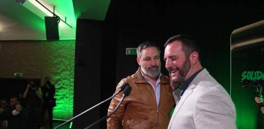 FOTOGRAFÍA. MADRID (REINO DE ESPAÑA), 15 DE MARZO DE 2025. El presidente de VOX y de Patriots of Europe, Santiago Abascal Conde (i), ha clausurado hoy en Madrid el acto de presentación del nuevo secretario general de esta organización sindical patriota española Sindicato Solidaridad para la defensa de los trabajadores de España, Jordi Albert de la Fuente Miró (Jordi de la Fuente) (d), que asume sus funciones desde hoy en sustitución de un Rodrigo Alonso Fernández, que a su vez, ocupará desde hoy también las funciones de "presidente" del sindicato Solidaridad para la defensa de los trabajadores de España, un cargo que no existía hasta la fecha de este sábado. Estuvieron también muy presentes los socios internacionales del sindicato SOLIDARIDAD, entre ellos, como la organización sindical italiana Unione generale del Lavoro (UGL) -en español, Unión General del Trabajo (UGL) -, una confederación sindical italiana, fundada en 1996 como sucesora del sindicato Confederación Italiana de Sindicatos Nacionales de Trabajadores (CISNAL). Lasvocesdelpueblo (Ñ Pueblo)