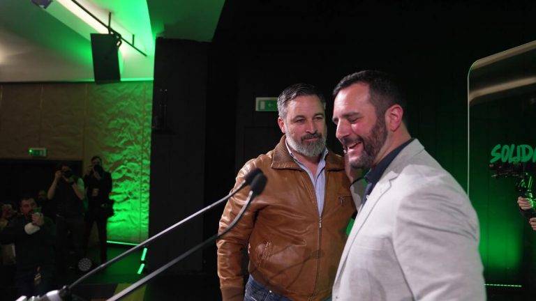 FOTOGRAFÍA. MADRID (REINO DE ESPAÑA), 15 DE MARZO DE 2025. El presidente de VOX y de Patriots of Europe, Santiago Abascal Conde (i), ha clausurado hoy en Madrid el acto de presentación del nuevo secretario general de esta organización sindical patriota española Sindicato Solidaridad para la defensa de los trabajadores de España, Jordi Albert de la Fuente Miró (Jordi de la Fuente) (d), que asume sus funciones desde hoy en sustitución de un Rodrigo Alonso Fernández, que a su vez, ocupará desde hoy también las funciones de "presidente" del sindicato Solidaridad para la defensa de los trabajadores de España, un cargo que no existía hasta la fecha de este sábado. Estuvieron también muy presentes los socios internacionales del sindicato SOLIDARIDAD, entre ellos, como la organización sindical italiana Unione generale del Lavoro (UGL) -en español, Unión General del Trabajo (UGL) -, una confederación sindical italiana, fundada en 1996 como sucesora del sindicato Confederación Italiana de Sindicatos Nacionales de Trabajadores (CISNAL). Lasvocesdelpueblo (Ñ Pueblo)