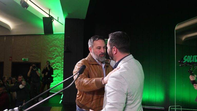 FOTOGRAFÍA. MADRID (REINO DE ESPAÑA), 15 DE MARZO DE 2025. El presidente de VOX y de Patriots of Europe, Santiago Abascal Conde (i), ha clausurado hoy en Madrid el acto de presentación del nuevo secretario general de esta organización sindical patriota española Sindicato Solidaridad para la defensa de los trabajadores de España, Jordi Albert de la Fuente Miró (Jordi de la Fuente) (d), que asume sus funciones desde hoy en sustitución de un Rodrigo Alonso Fernández, que a su vez, ocupará desde hoy también las funciones de "presidente" del sindicato Solidaridad para la defensa de los trabajadores de España, un cargo que no existía hasta la fecha de este sábado. Estuvieron también muy presentes los socios internacionales del sindicato SOLIDARIDAD, entre ellos, como la organización sindical italiana Unione generale del Lavoro (UGL) -en español, Unión General del Trabajo (UGL) -, una confederación sindical italiana, fundada en 1996 como sucesora del sindicato Confederación Italiana de Sindicatos Nacionales de Trabajadores (CISNAL). Lasvocesdelpueblo (Ñ Pueblo)