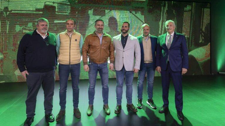 FOTOGRAFÍA. MADRID (REINO DE ESPAÑA), 15 DE MARZO DE 2025. El presidente de VOX y de Patriots of Europe, Santiago Abascal Conde (3 i), ha clausurado hoy en Madrid el acto de presentación del nuevo secretario general de esta organización sindical patriota española Sindicato Solidaridad para la defensa de los trabajadores de España, Jordi Albert de la Fuente Miró (Jordi de la Fuente) (3 d), que asume sus funciones desde hoy en sustitución de un Rodrigo Alonso Fernández (2 d), que a su vez, ocupará desde hoy también las funciones de "presidente" del sindicato Solidaridad para la defensa de los trabajadores de España, un cargo que no existía hasta la fecha de este sábado. Estuvieron también muy presentes los socios internacionales del sindicato SOLIDARIDAD, entre ellos, como la organización sindical italiana Unione generale del Lavoro (UGL) -en español, Unión General del Trabajo (UGL) -, una confederación sindical italiana, fundada en 1996 como sucesora del sindicato Confederación Italiana de Sindicatos Nacionales de Trabajadores (CISNAL). Lasvocesdelpueblo (Ñ Pueblo)