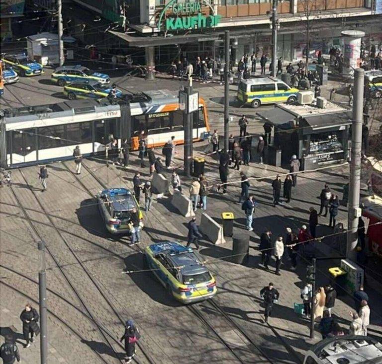 FOTOGRAFÍA. MANNHEIM (ALEMANIA), 03 DE MARZO DE 2025. Alemania es nuevamente azotada por el terrorismo. Un ciudadano alemán denuncia que "Nuevo atropello masivo en Mannheim (Alemania): Presunto atentado terrorista". "Arma más coche. Ya hay al menos un muerto, ciudadano alemán". Muchos otros están heridos". "Hay miembros amputados y sangre en la calle. Estos son los frutos de la "diversidad" que los militantes de la WOKE (progresista)". "Este es el resultado de la inmigración. ¡Remigración ahora!". Lasvocesdelpueblo (Ñ Pueblo)